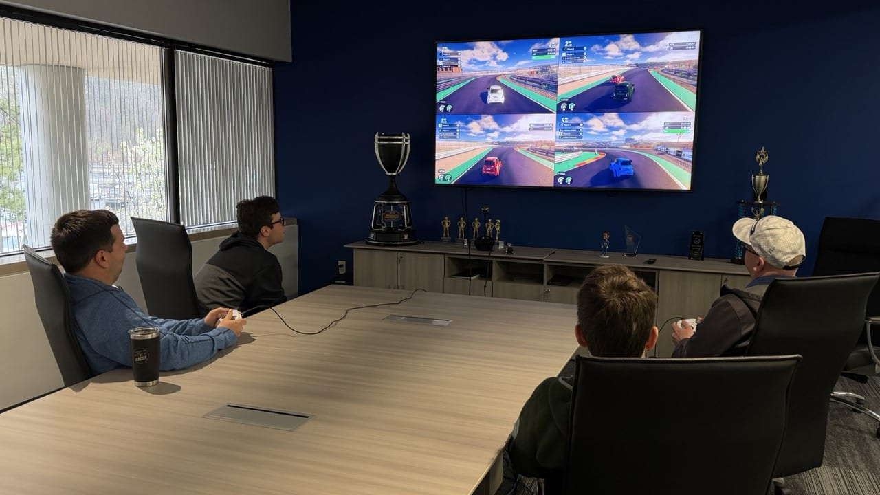 اللعب المحلي لأربعة لاعبين في iRacing Arcade